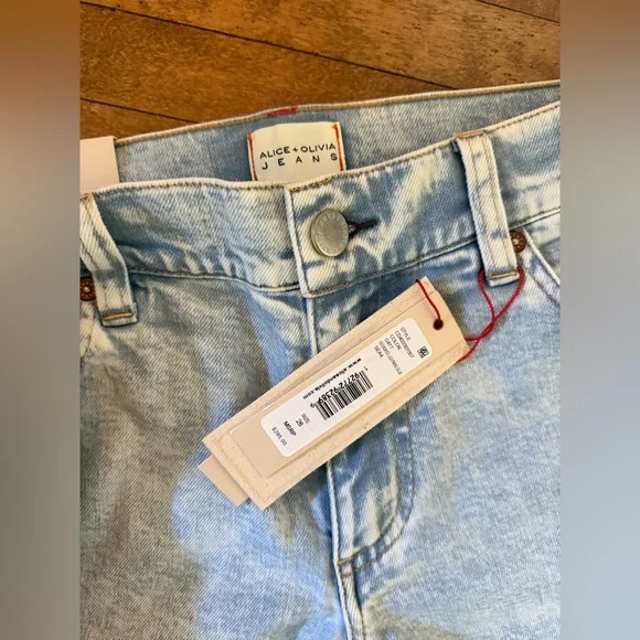 NWT Alice + Olivia women’s Relaxed Light Denim Jeans - Picture 2 of 3